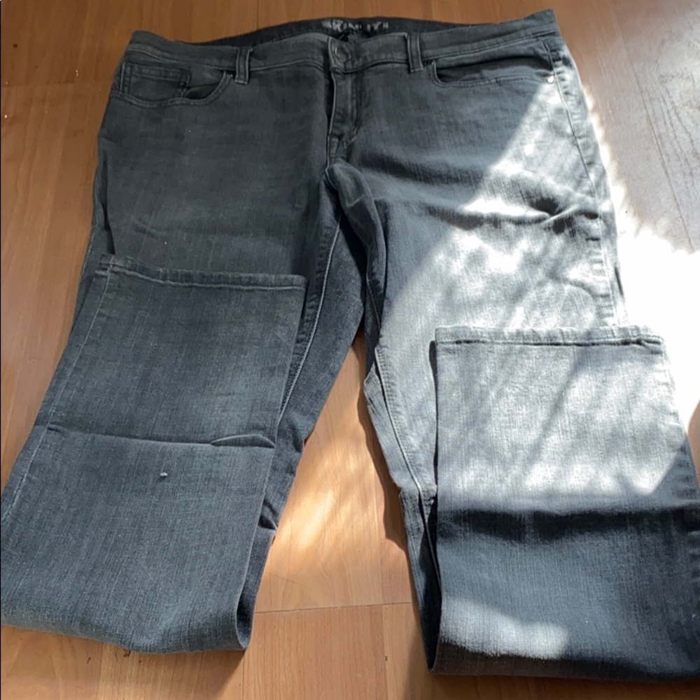 Super cute Grey skinny jeans